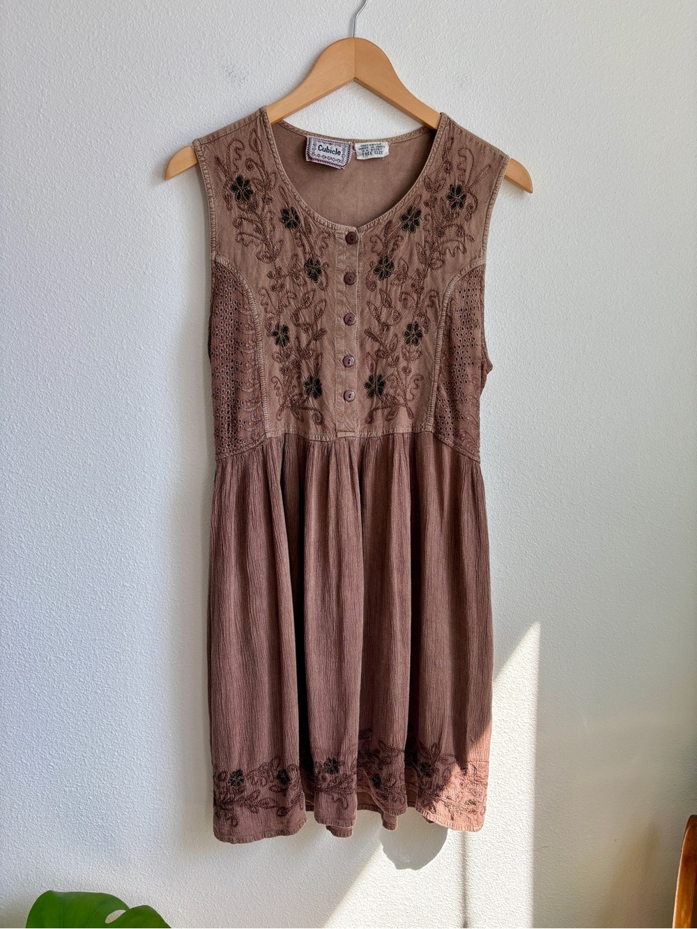 Cubicle Vintage Brown Embroidered Boho Rayon Dress Sleeveless Back Tie OS